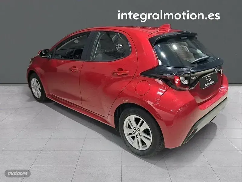 Usado Toyota Yaris Edition 125 CV (91 kW) 2024 Rojo Berlina