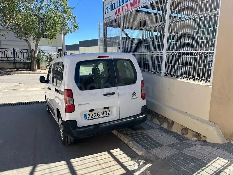 Usado Citroën Berlingo Live 102 CV (75 kW) 2022 Blanco Monovolumen