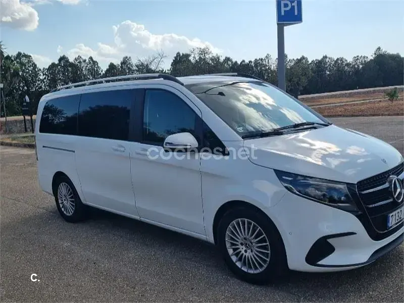 Usado Mercedes V300 Avantgarde 239 CV (175 kW) 2024 Blanco Monovolumen