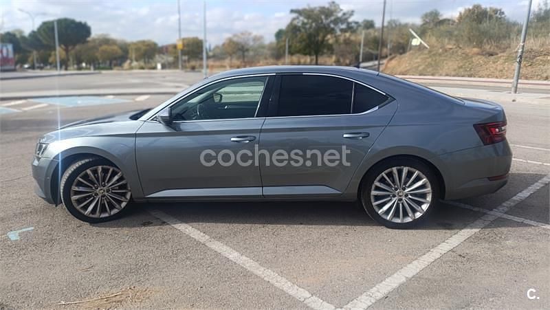Usado Skoda Superb Style 150 CV (110 kW) 2015 Gris / plata Berlina