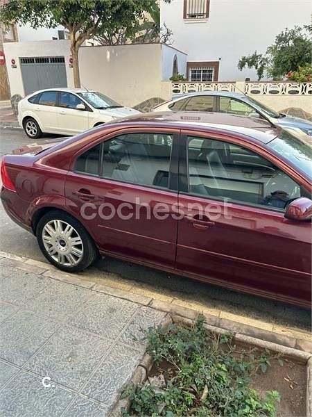 Usado Ford Mondeo Sport 145 CV (106 kW) 2004 Granate Berlina