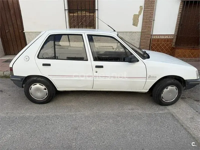 Usado Peugeot 205 60 CV (44 kW) 1996 Blanco Utilitario