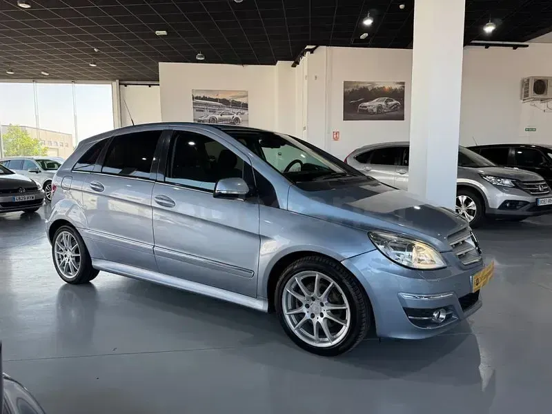 Usado Mercedes B200 140 CV (102 kW) 2007 Gris / plata Monovolumen