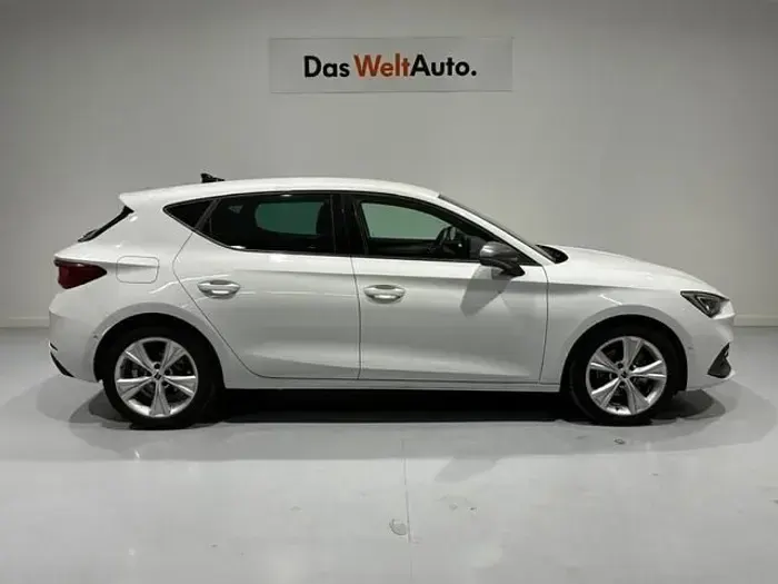 Usado Seat Leon FR 116 CV (85 kW) 2025 Blanco