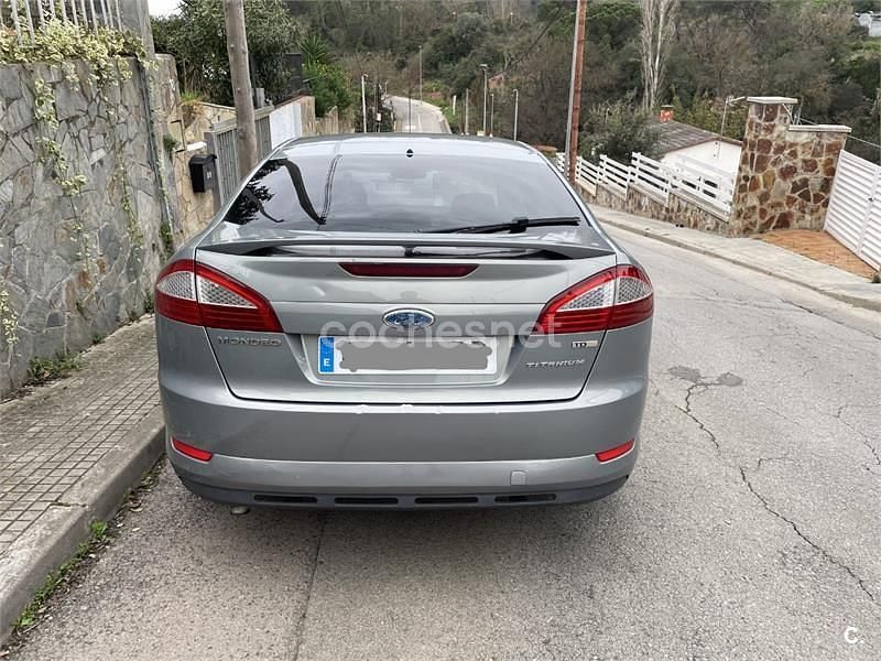 Usado Ford Mondeo Titanium 140 CV (102 kW) 2008 Gris / plata Berlina
