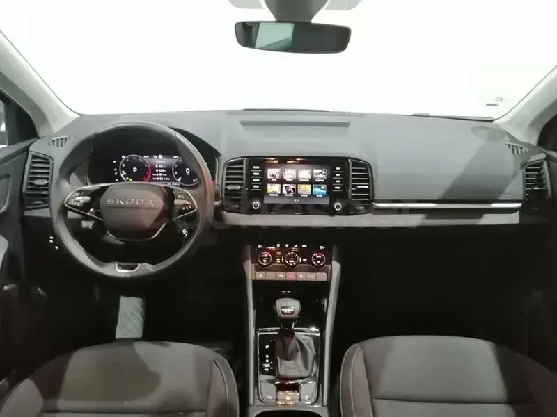 Usado Skoda Karoq Selection 150 CV (110 kW) 2025 Gris / plateado SUV