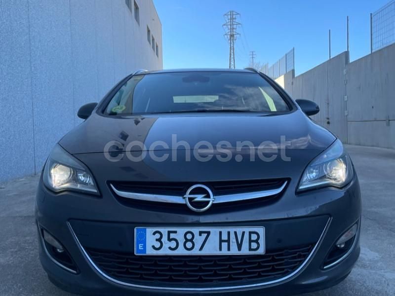 Usado Opel Astra Excellence 130 CV (95 kW) 2014 Gris / plata Familiar