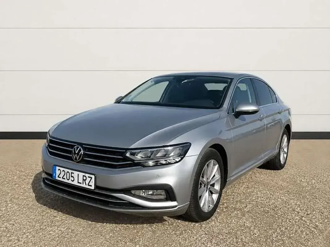 Usado VW Passat Executive 150 CV (110 kW) 2021 Plateado Berlina