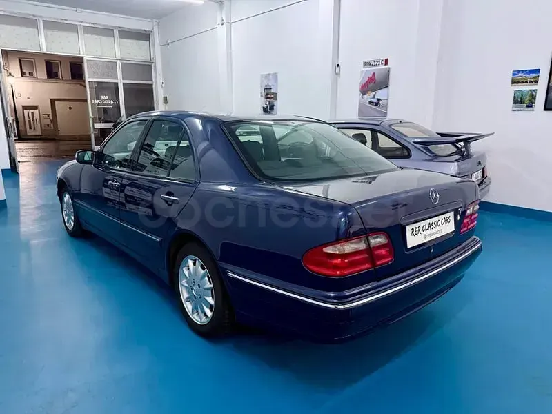 Usado Mercedes E240 Elegance 170 CV (125 kW) 2000 Azul Berlina