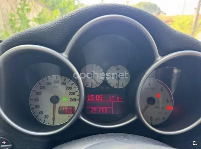 Usado Alfa Romeo 147 Distinctive 140 CV (102 kW) 2004 Azul Utilitario