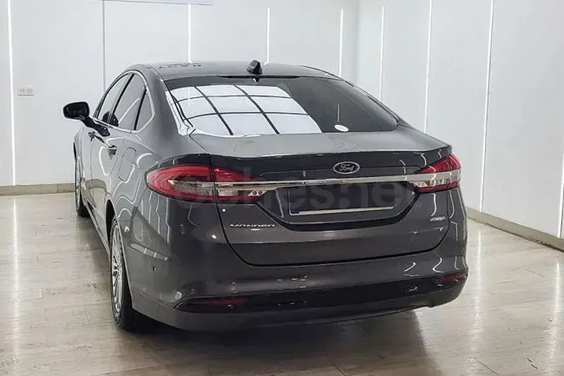 Usado Ford Mondeo Trend 187 CV (137 kW) 2022 Gris / plata Berlina