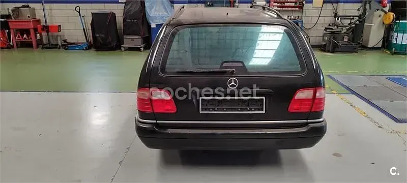 Usado Mercedes E320 Avantgarde 224 CV (164 kW) 1998 Negro Familiar