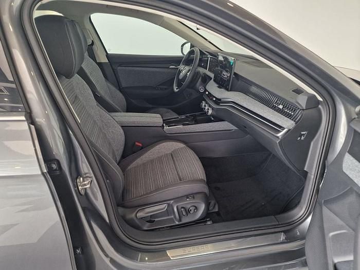Usado Skoda Superb Selection 150 CV (110 kW) 2024 Gris / plateado Berlina
