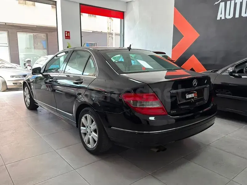 Usado Mercedes C180 Avantgarde 156 CV (114 kW) 2010 Negro Familiar