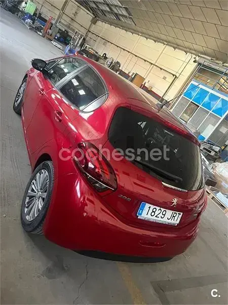 Usado Peugeot 208 Style 82 CV (60 kW) 2016 Granate Utilitario