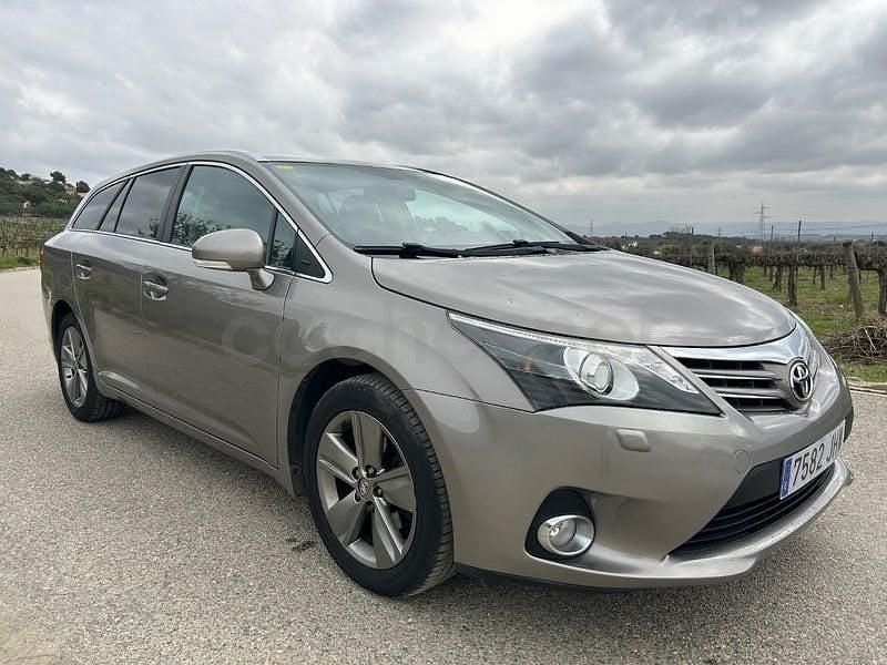 Usado Toyota Avensis Comfort 124 CV (91 kW) 2015 Gris / plata Familiar