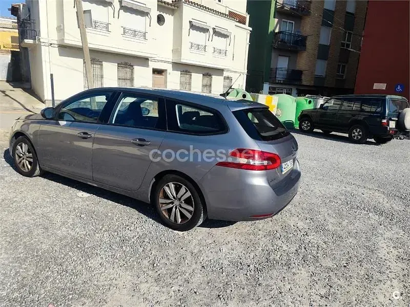 Usado Peugeot 308 SW Style 100 CV (73 kW) 2018 Gris / plata Familiar
