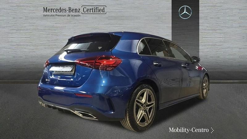 Usado Mercedes A180 AMG line 116 CV (85 kW) 2024 Azul espectra Utilitario