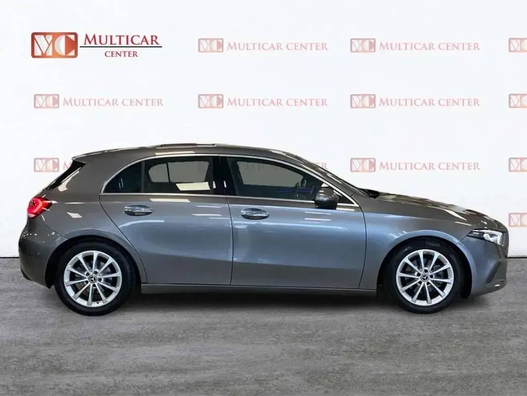Usado Mercedes A180 136 CV (100 kW) 2019 Gris Berlina