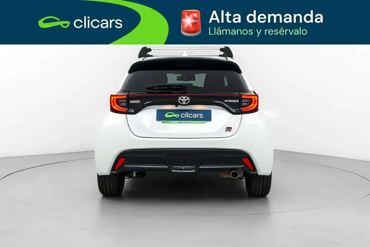 Usado Toyota Yaris Hybrid Sport 75 CV (55 kW) 2022 Blanco Berlina