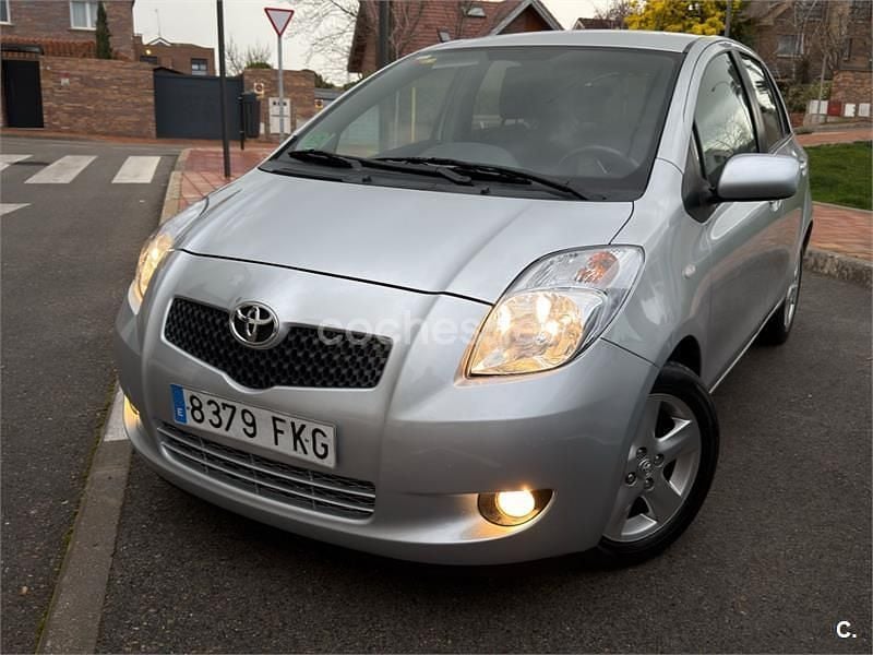 Usado Toyota Yaris 87 CV (63 kW) 2007 Gris / plata Utilitario