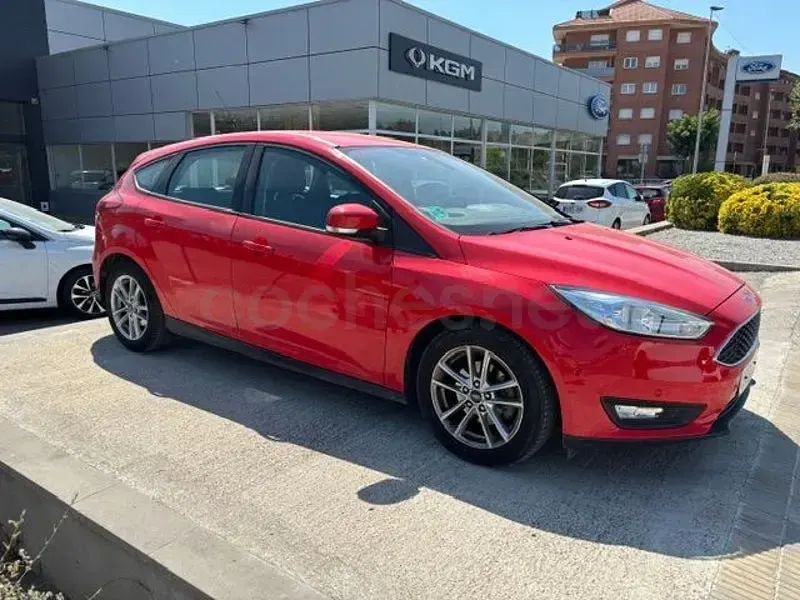 Usado Ford Focus Trend 120 CV (88 kW) 2016 Rojo Berlina