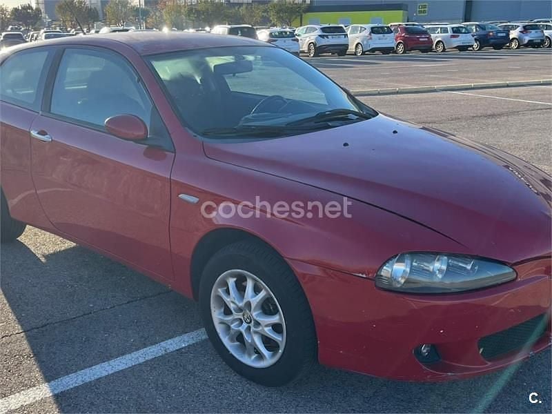 Usado Alfa Romeo 147 Distinctive 120 CV (88 kW) 2005 Rojo Utilitario