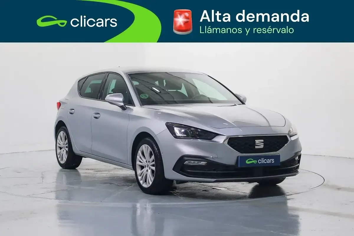 Usado Seat Leon Style 110 CV (80 kW) 2022 Gris Berlina