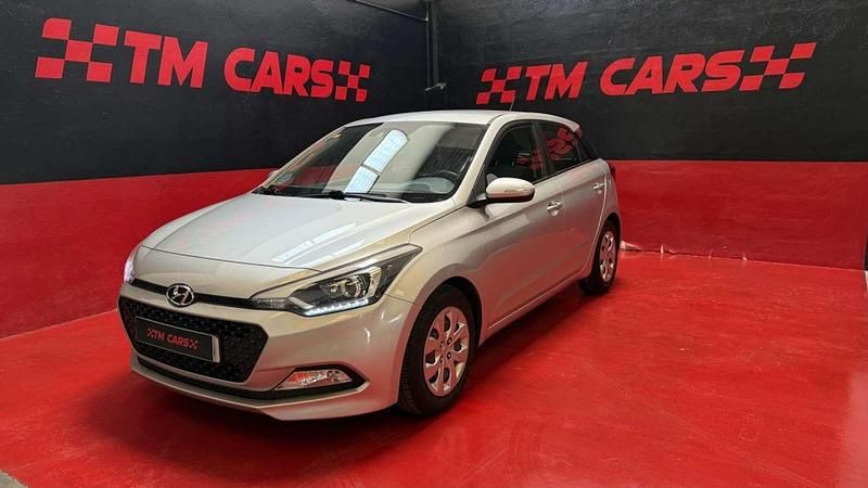 Gris Usado 2015 Hyundai i20 Utilitario | 8499 € (Precio justo) - Imagen 1/4