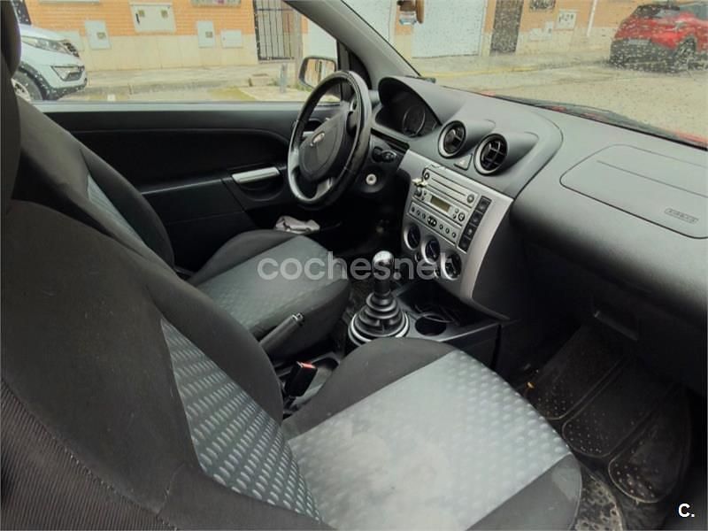 Usado Ford Fiesta 90 CV (66 kW) 2005 Rojo Coupe
