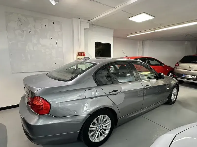 Usado BMW 320 177 CV (130 kW) 2009 Gris / plata Berlina