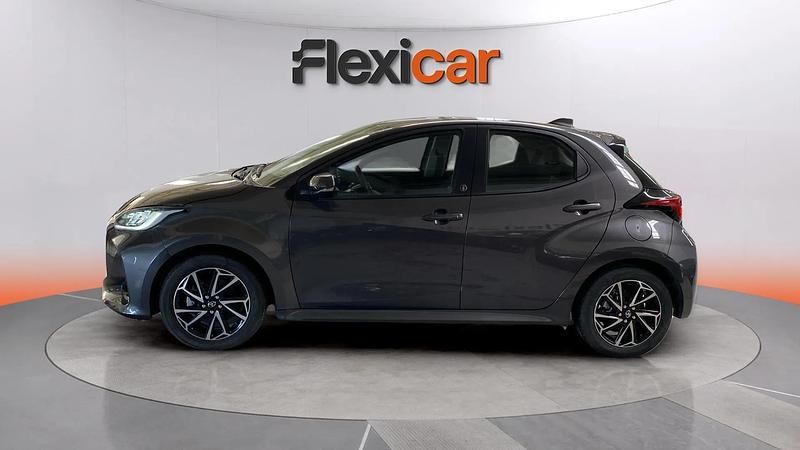 Usado Toyota Yaris Hybrid Plus 117 CV (86 kW) 2022 Gris Berlina