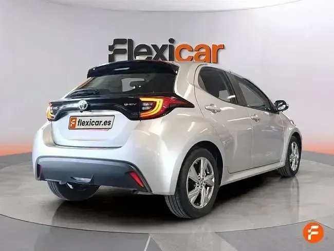 Usado Toyota Yaris Active 116 CV (85 kW) 2025 Gris Utilitario