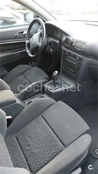 Usado Skoda Superb Comfort 130 CV (95 kW) 2004 Azul Berlina