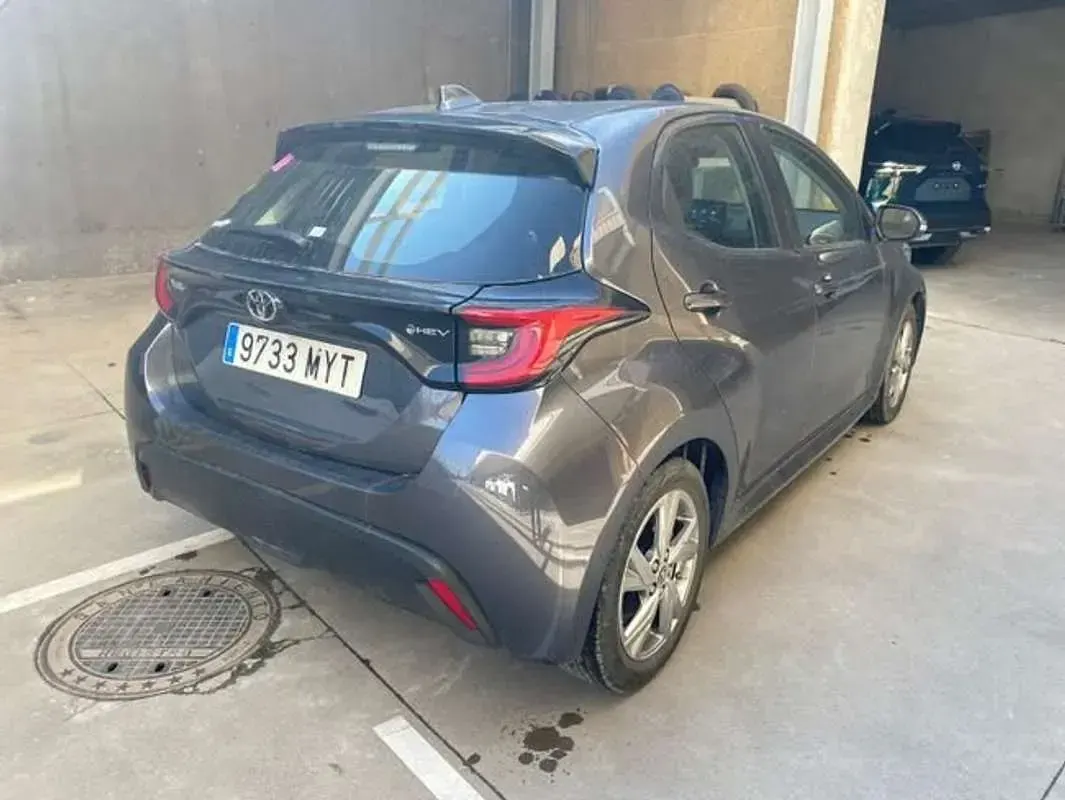 Usado Toyota Yaris Active 116 CV (85 kW) 2025 Gris Utilitario