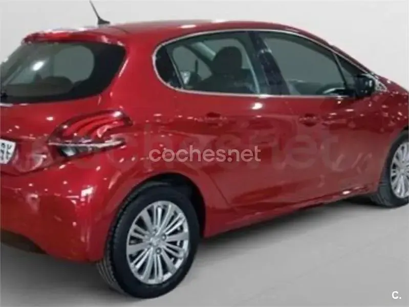 Usado Peugeot 208 Allure 100 CV (73 kW) 2017 Rojo Utilitario
