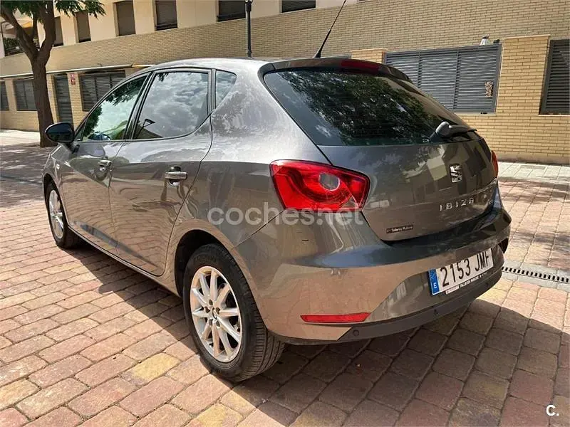 Usado Seat Ibiza CONNECT 90 CV (66 kW) 2016 Gris / plata Berlina
