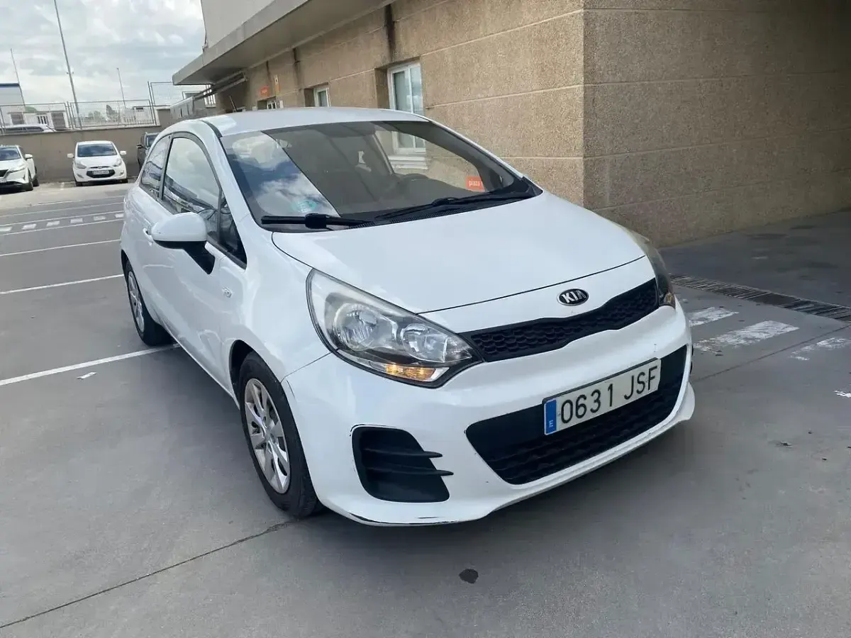Käytetty Kia Rio 84 HP (61 kW) 2016 Valkoinen Viistoperä