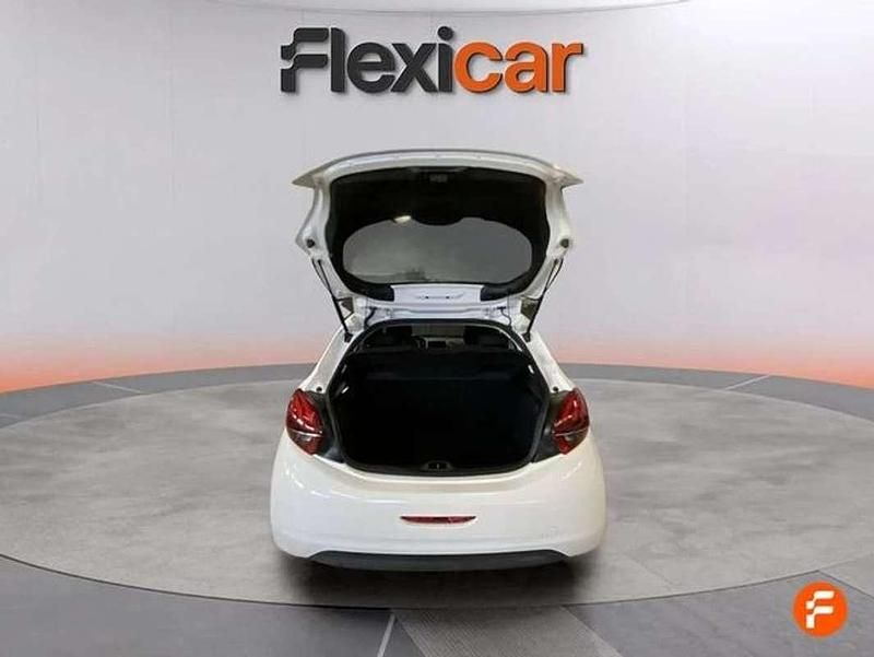 Usado Peugeot 208 Style 110 CV (80 kW) 2017 Blanco Utilitario