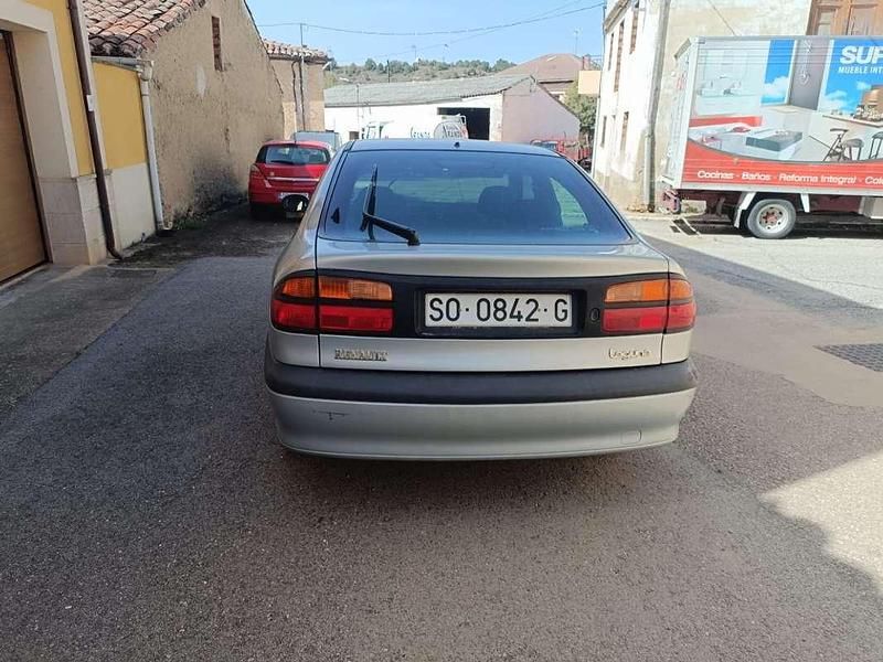 Usado Renault Laguna 111 CV (81 kW) 1999 Plateado Berlina