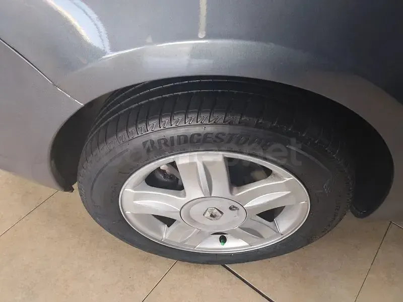Usado Renault Clio II Authentique 75 CV (55 kW) 2009 Gris / plata Berlina