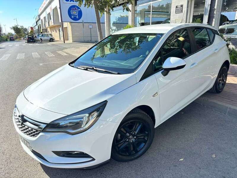 Blanco Usado 2018 Opel Astra Selective Utilitario | 11.999 € (Un poco caro) - Imagen 1/4