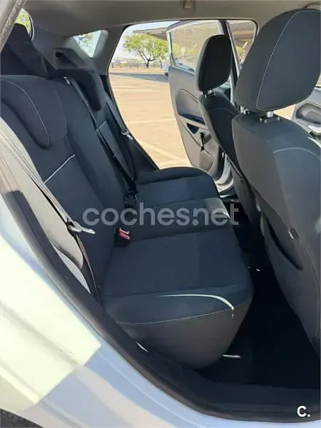 Usado Ford Fiesta Trend 82 CV (60 kW) 2012 Blanco Berlina
