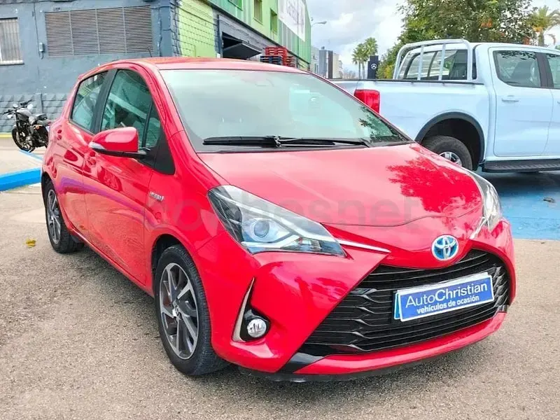 Usado Toyota Yaris Hybrid 100 CV (73 kW) 2019 Rojo Berlina