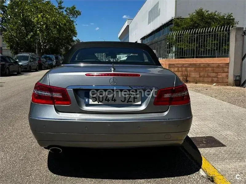 Usado Mercedes E220 Elegance 170 CV (125 kW) 2011 Gris / plata Descapotable