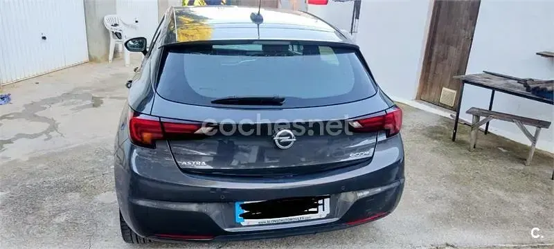 Usado Opel Astra Selective 105 CV (77 kW) 2016 Negro Berlina