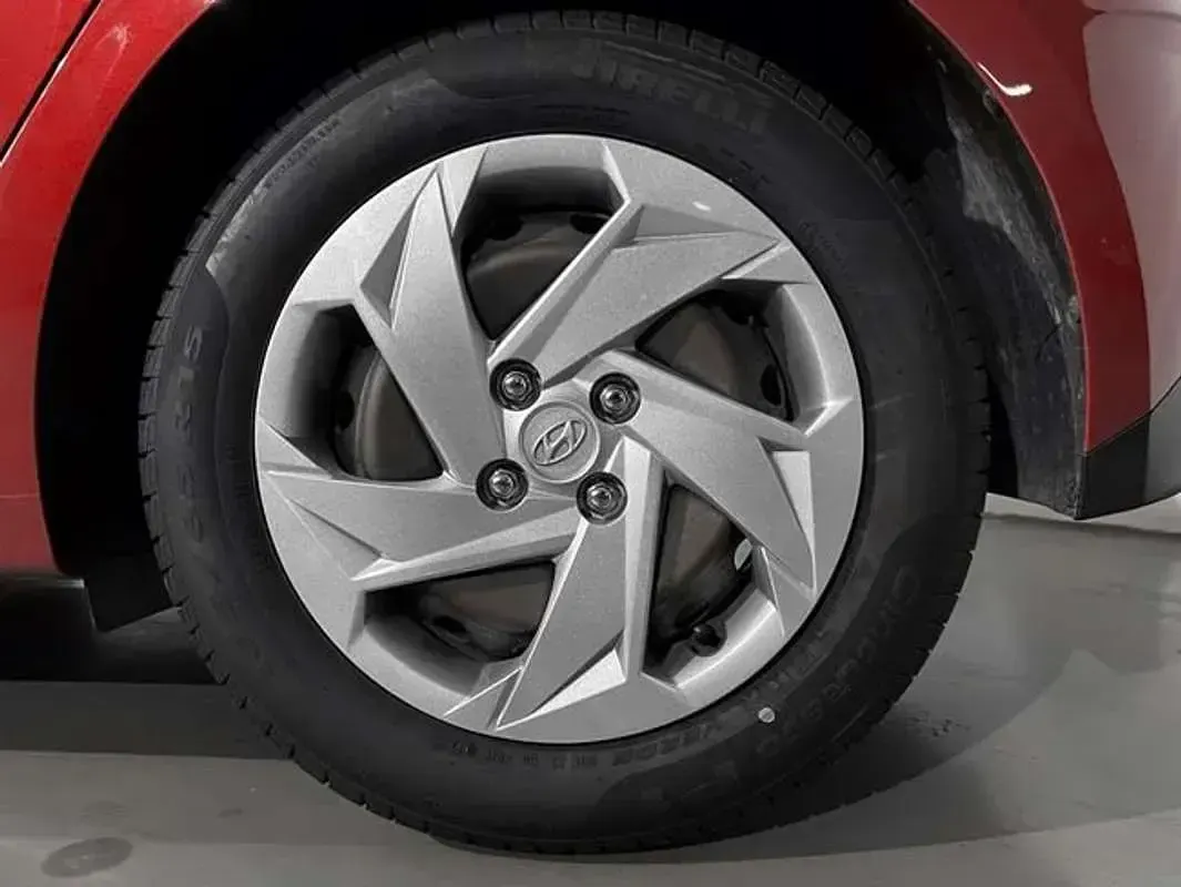 Usado Hyundai i20 84 CV (61 kW) 2022 Rojo Utilitario