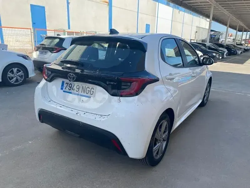Usado Toyota Yaris Hybrid Active 116 CV (85 kW) 2025 Blanco Berlina