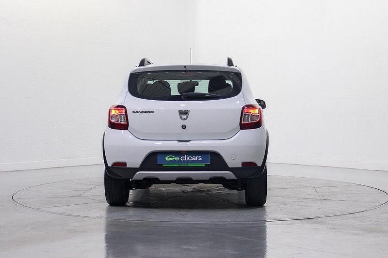 Usado Dacia Sandero Stepway 90 CV (66 kW) 2015 Blanco Berlina