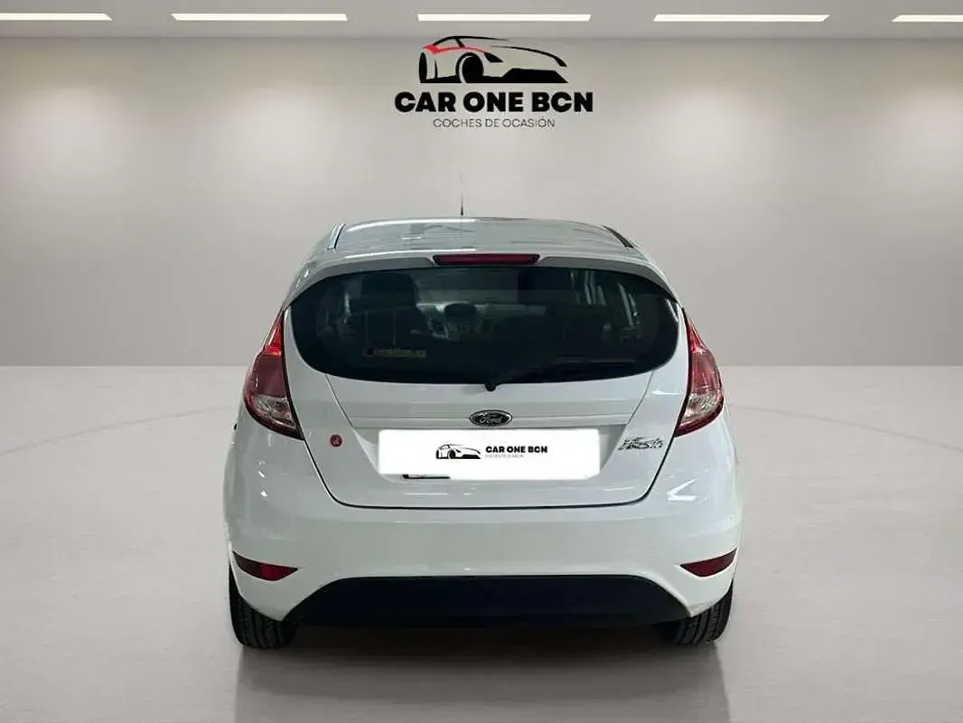 Usado Ford Fiesta Trend 82 CV (60 kW) 2015 Blanco Utilitario